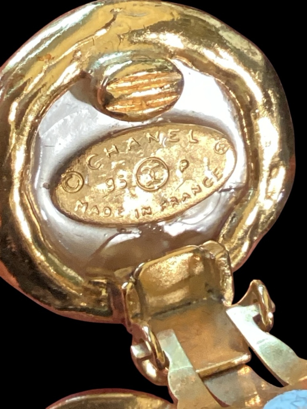 CHANEL Gold-Tone Pearl Drop CC Logo Earrings - Picture 5 of 7